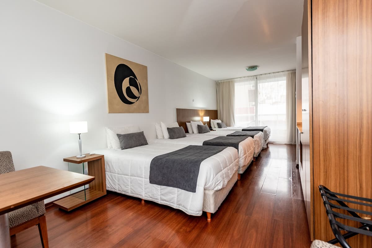 Quadruple Room | Peralatan tempat tidur premium, gebar bulu kapas, tilam berlapik