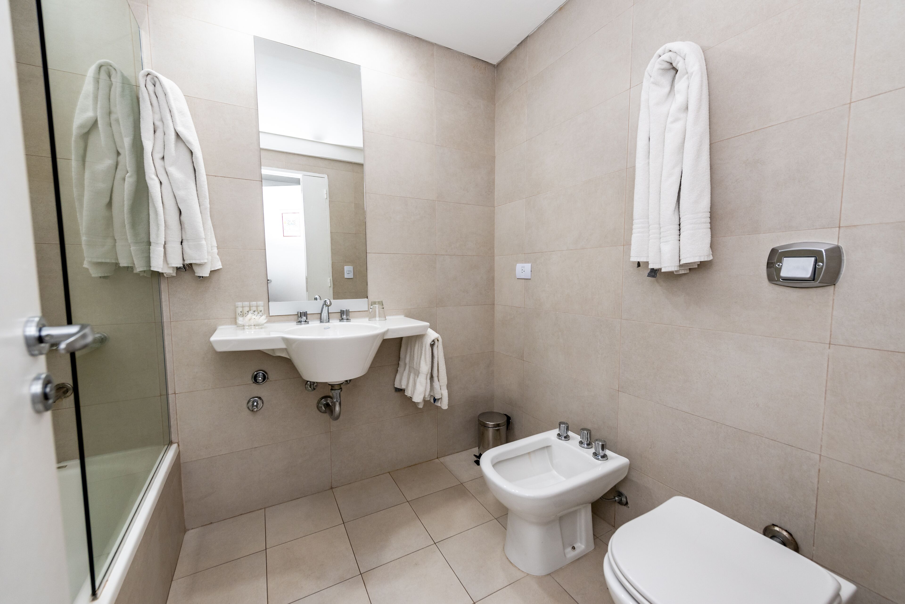 combined shower/bathtub, rainfall showerhead, free toiletries