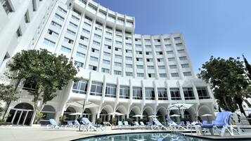 Piscine extérieure (ouverte en saison), parasols de plage