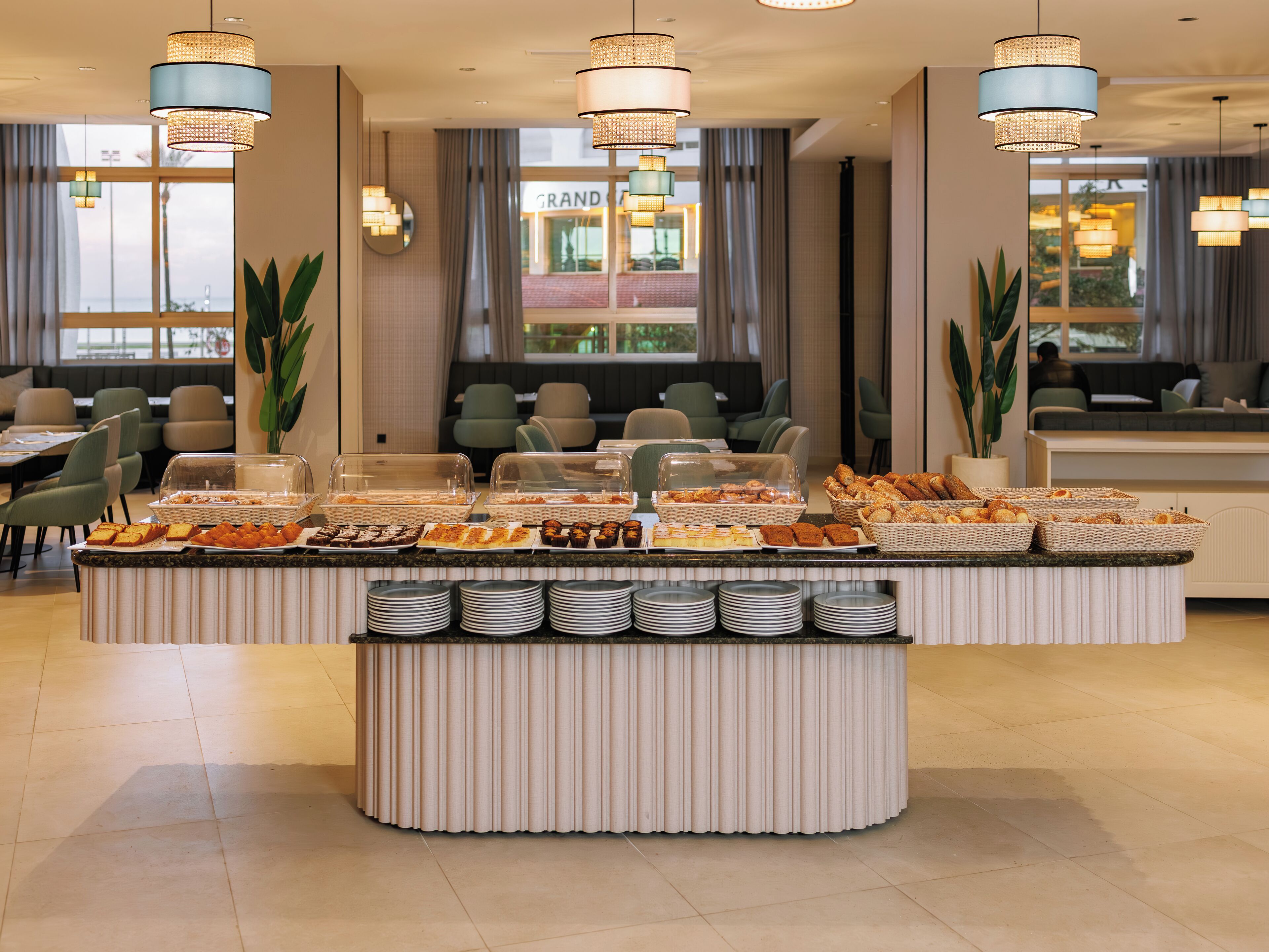 Daily buffet breakfast (MAD 100 per person)