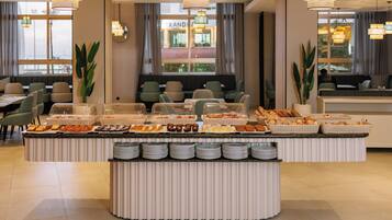 Daily buffet breakfast (MAD 100 per person)
