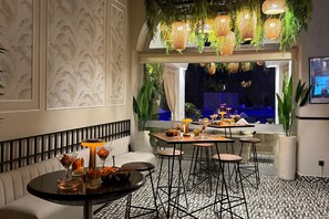 Bar junto a la piscina