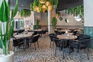 3 restaurantes; se sirve desayuno, almuerzo y cena; cocina internacional