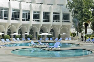 Una piscina al aire libre de temporada (de 10:00 a 18:00), sombrillas