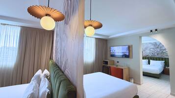 Habitación de hotel con una cama grande, un escritorio, un televisor y vistas de la ciudad.