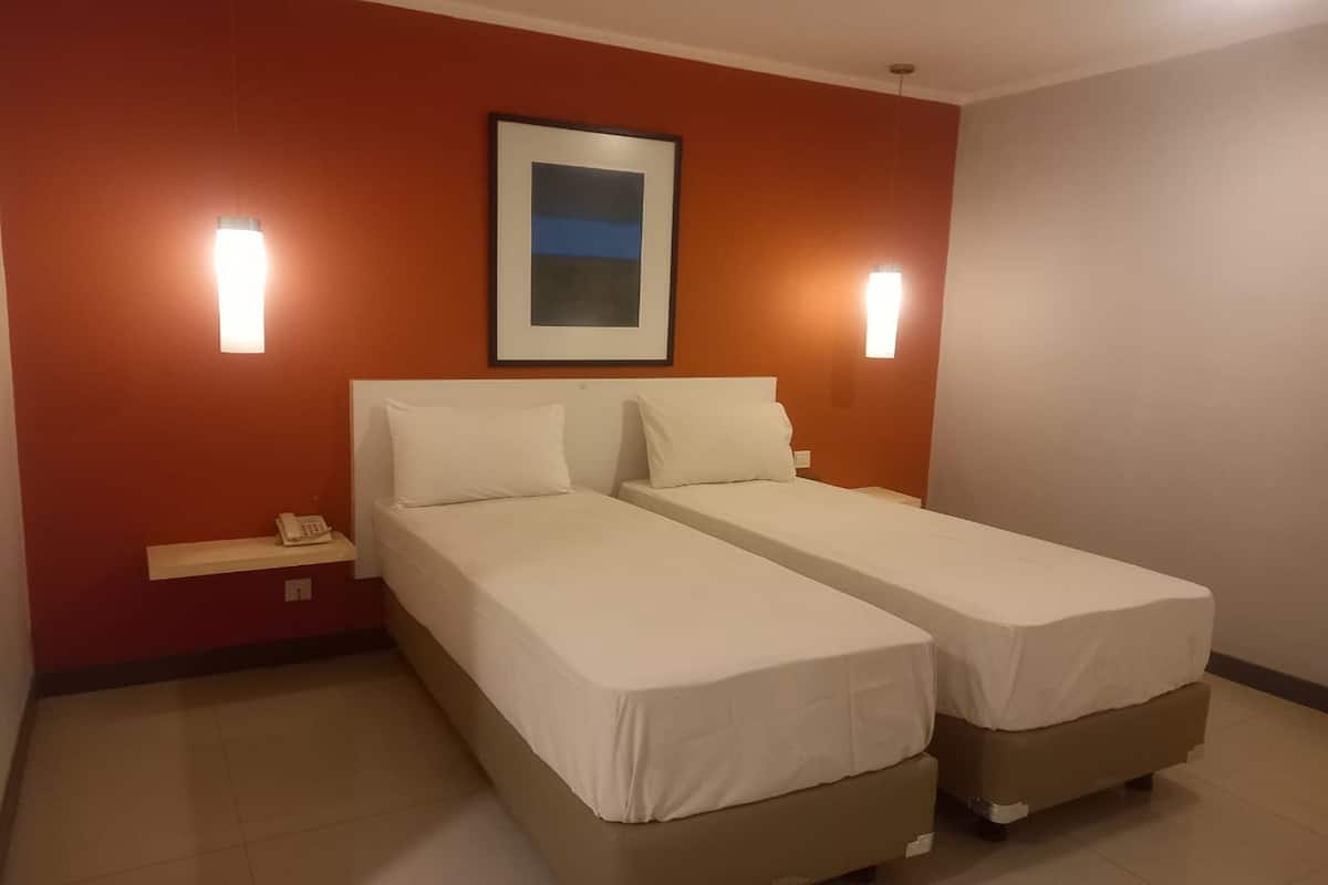 Deluxe Room | In-room safe, desk, free WiFi, bed sheets