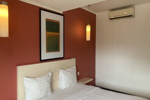 In-room safe, desk, free WiFi, bed sheets - Hotel Glodok Plaza (Jakarta)
