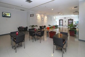 供应早餐、午餐和晚餐