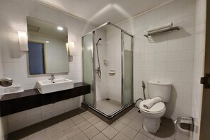 Deluxe Room | Baño | Ducha y cabezal de ducha tipo lluvia