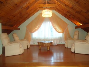 Couples treatment room(s), sauna, hot tub, body treatments, mud baths