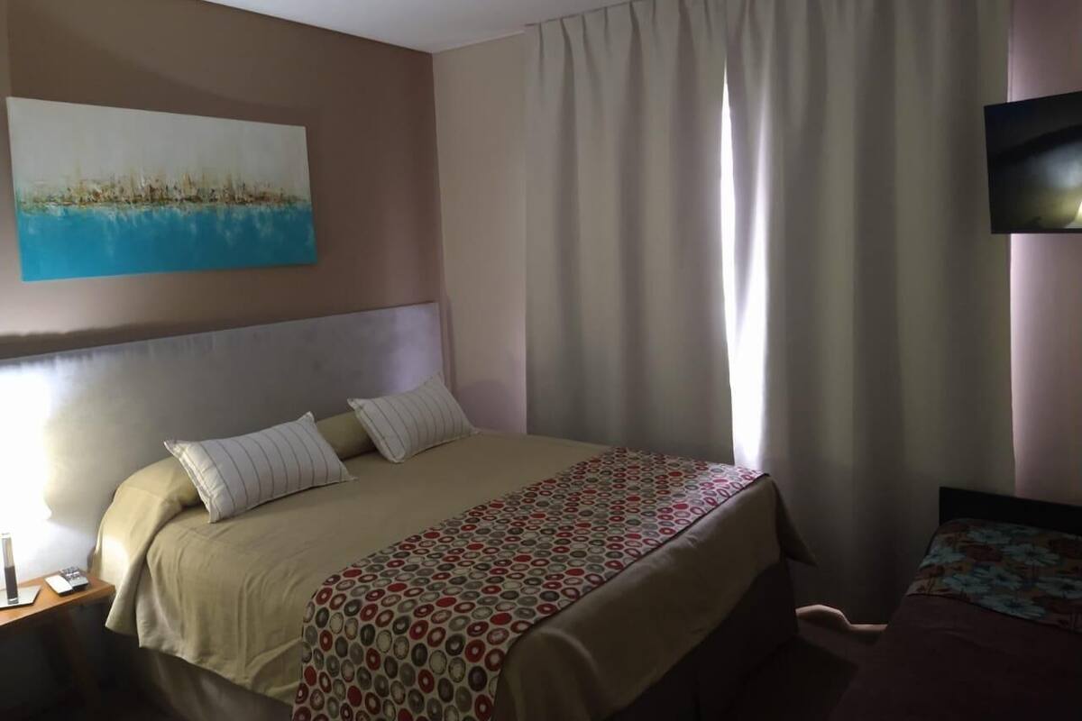Luxe beddengoed, bedden met traagschuimmatrassen, een kluis op de kamer