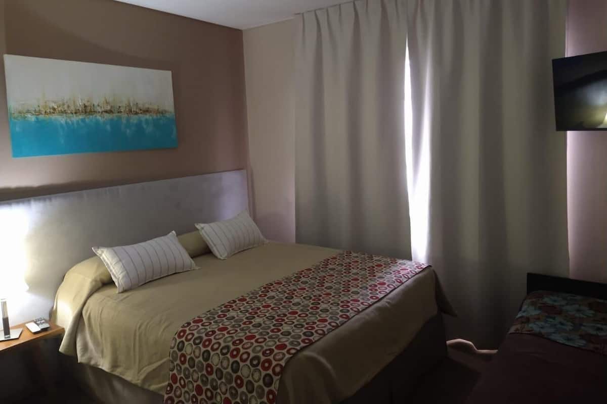 2 Schlafzimmer, hochwertige Bettwaren, Betten mit Memory-Foam-Matratzen