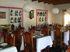 Serveert ontbijt, lunch en diner
