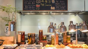 Daily buffet breakfast (CNY 196 per person)