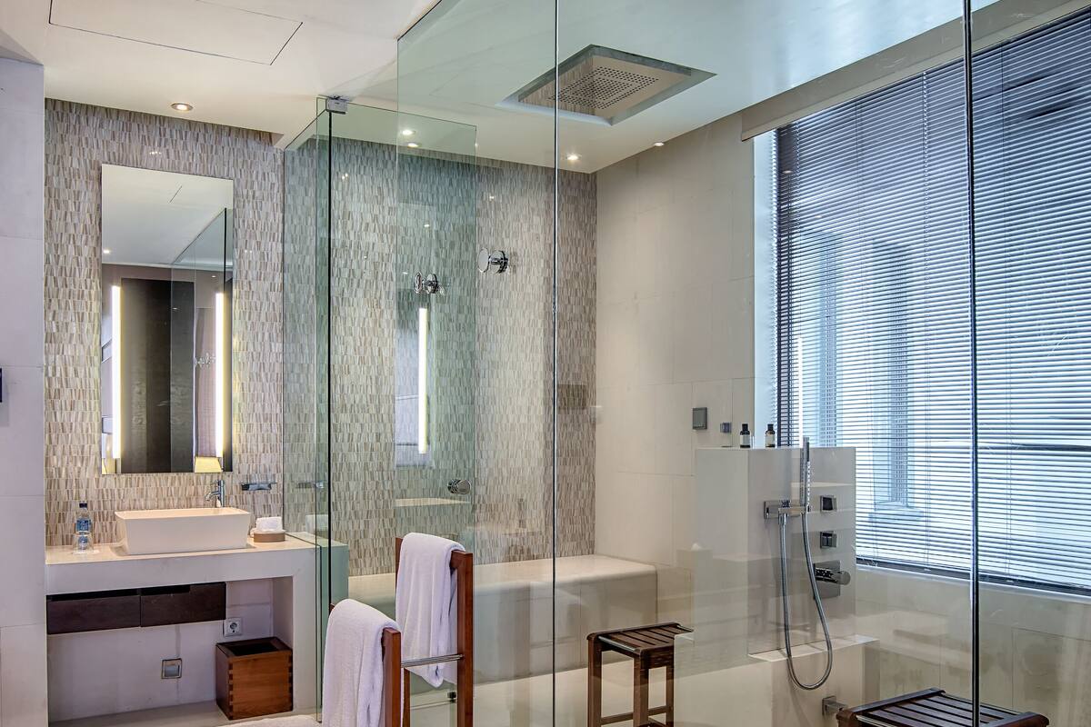 park suite | bathroom | separate bathtub and shower, free toiletries, hair dryer, bathrobes