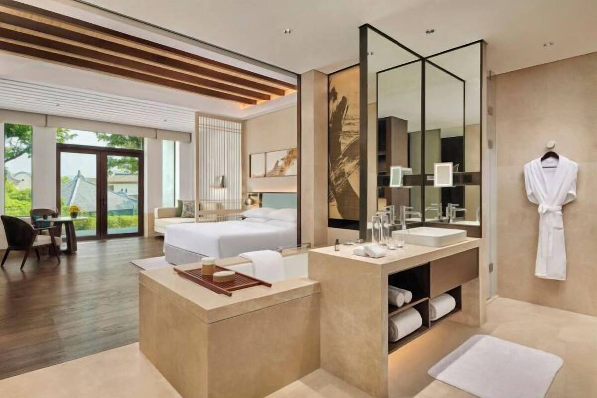 1 bedroom, premium bedding, minibar, in-room safe