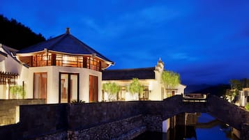 3 restaurants, breakfast served