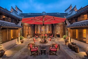 3 restaurants, breakfast served