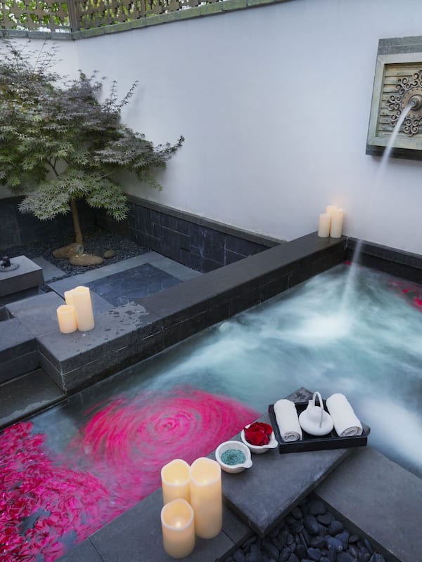 Una bañera de hidromasaje, tratamientos corporales, aromaterapia