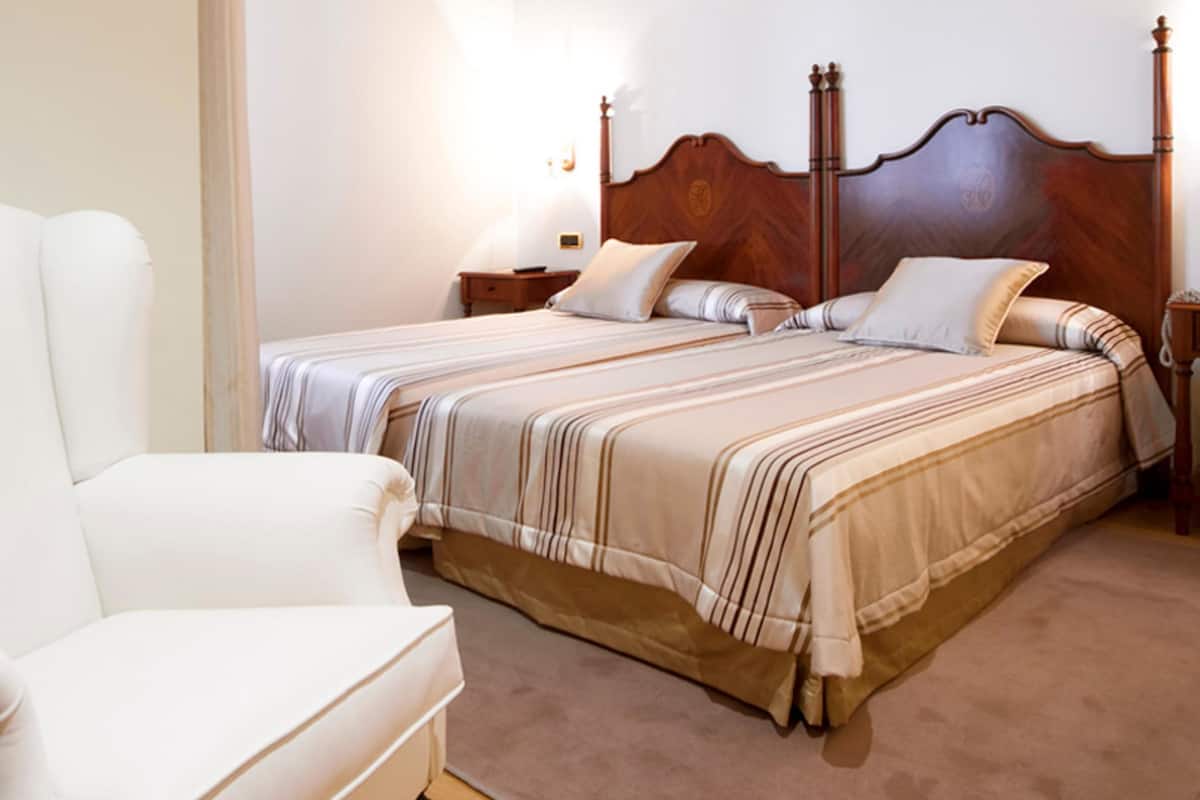premium bedding, down duvets, minibar, in-room safe