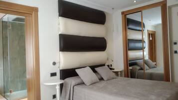 Luxe beddengoed, donzen dekbedden, een minibar, een kluis op de kamer