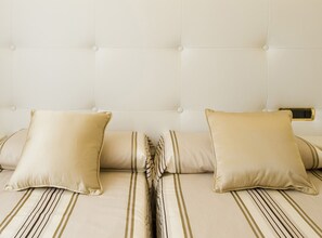 Family Room (Clasica) | Premium bedding, down duvets, minibar, in-room safe - Hotel Campoamor (Oviedo)