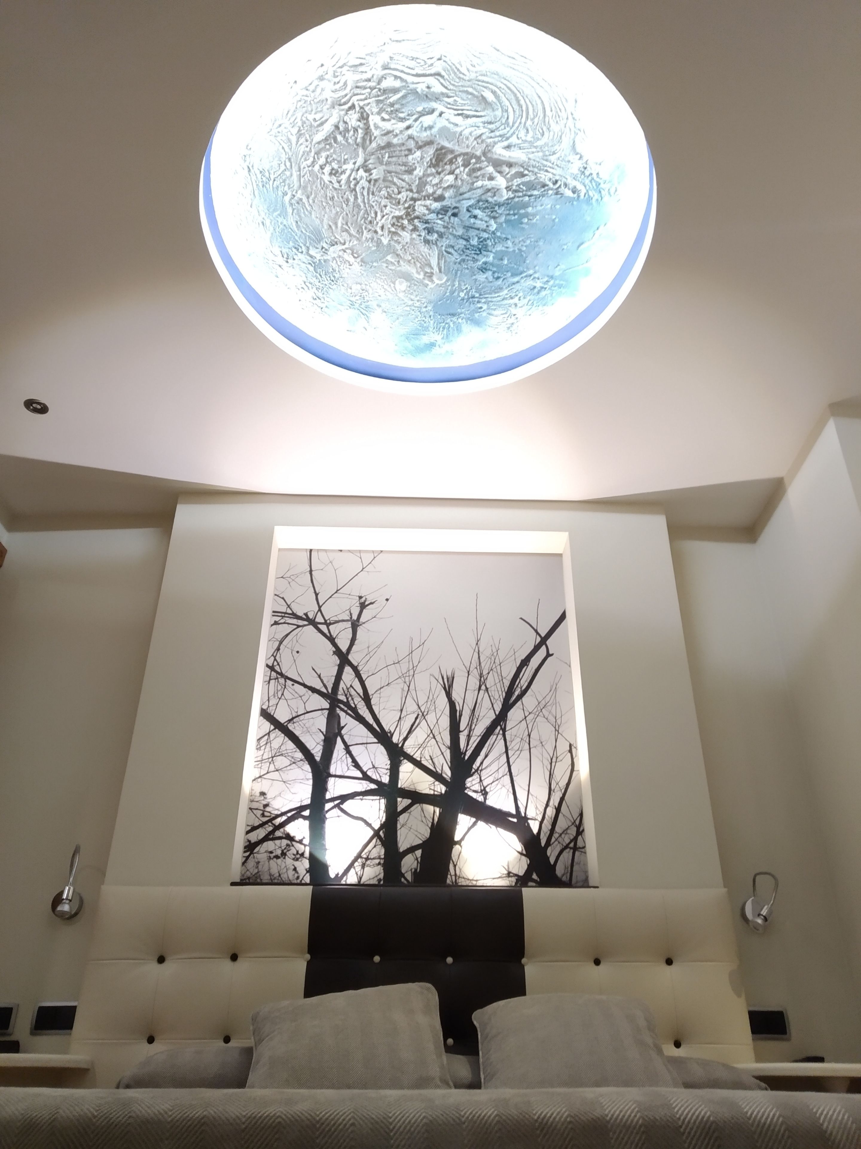 Roba de llit d'alta qualitat, cobrellits i minibar 