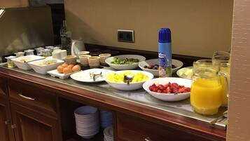 A breakfast buffet with various food items and beverages.