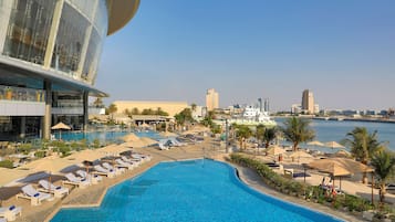 3 piscines extérieures, parasols de plage, chaises longues