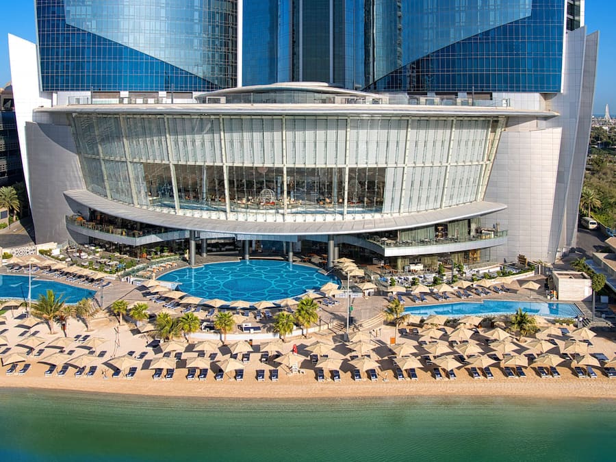 Privat strand, solsenger, parasoller og strandhåndklær