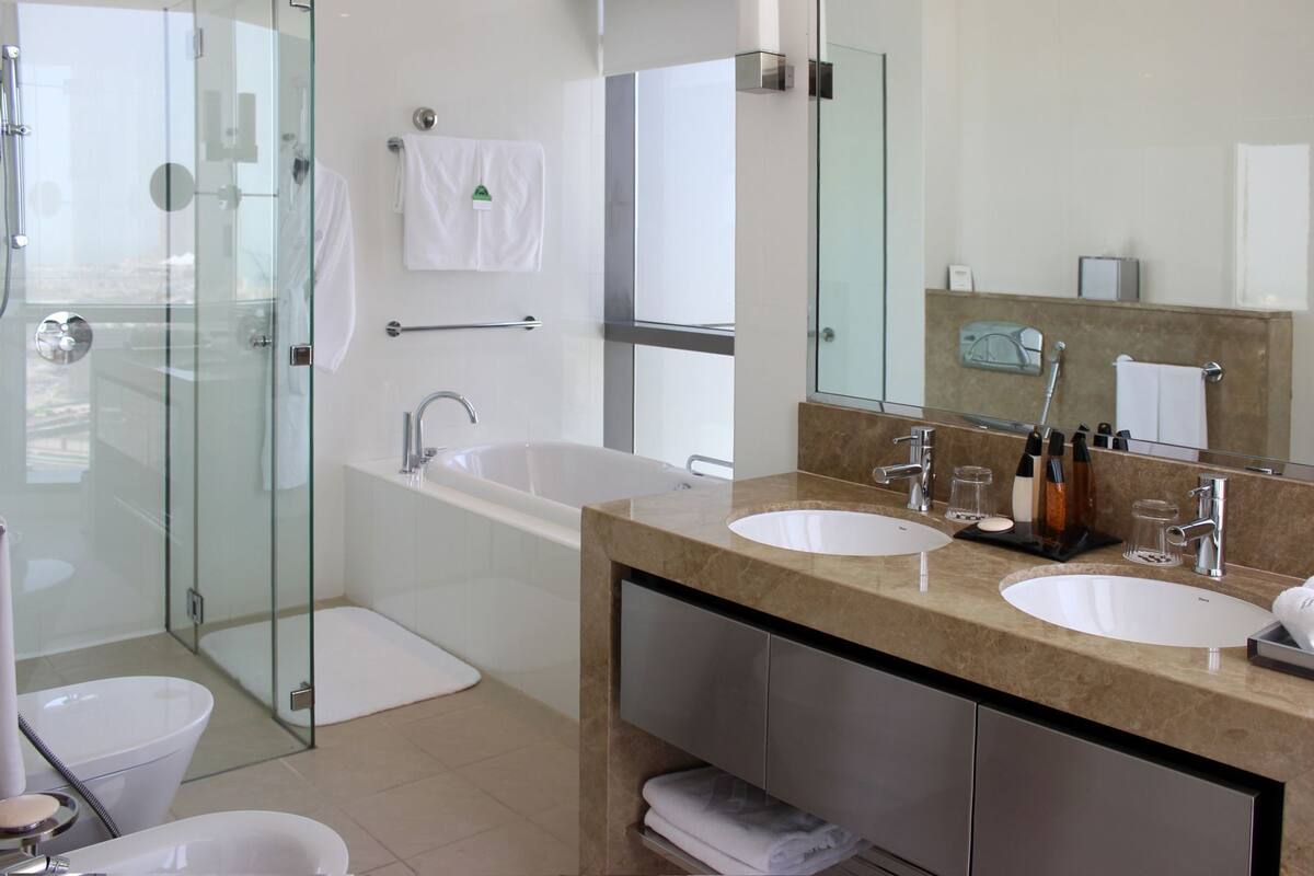 Salle de bain | Articles de toilette (gratuits), séchoir à cheveux, peignoirs