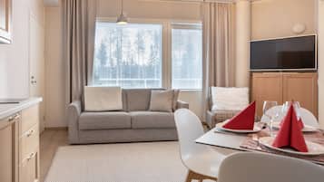 Family Suite | Blackout drapes, soundproofing, iron/ironing board, cribs/infant beds