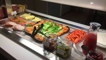 TĂ€gliches inbegriffenes FrĂŒhstĂŒcksbuffet