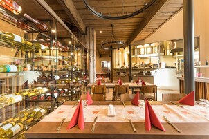 3 restaurantes; se sirven desayunos, almuerzos y cenas