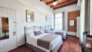 Habitación doble estándar, 2 camas matrimoniales | Minibar, caja de seguridad en la habitación y decoración personalizada