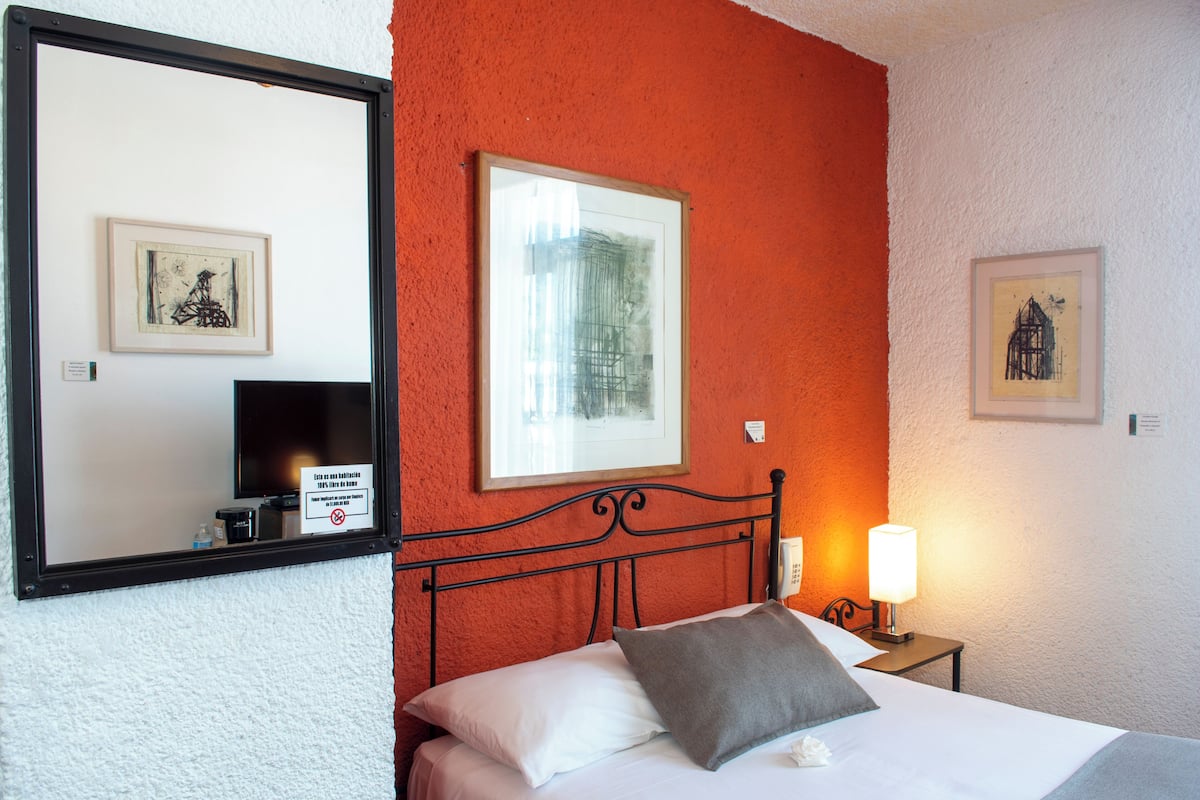 standard room, 1 double bed | 1 bedroom, minibar, in-room safe, individually decorated