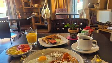 Desayuno completo (MXN 145 por persona)