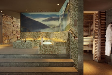 Un sauna, tratamientos corporales, hidroterapia, aromaterapia. HYPERION Hotel Dresden Am Schloss