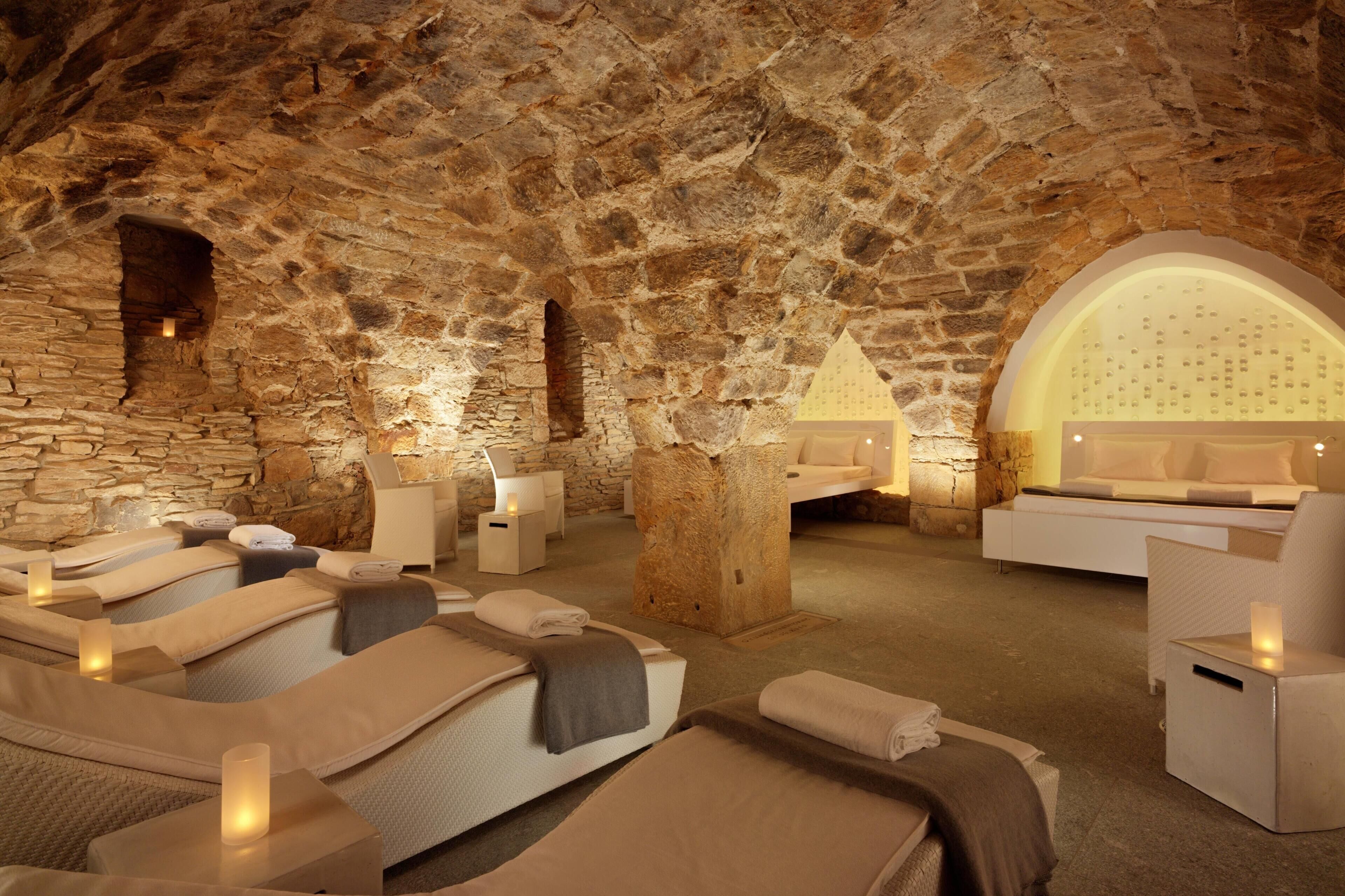 Sauna, body treatments, hydrotherapy, aromatherapy, hot stone massages