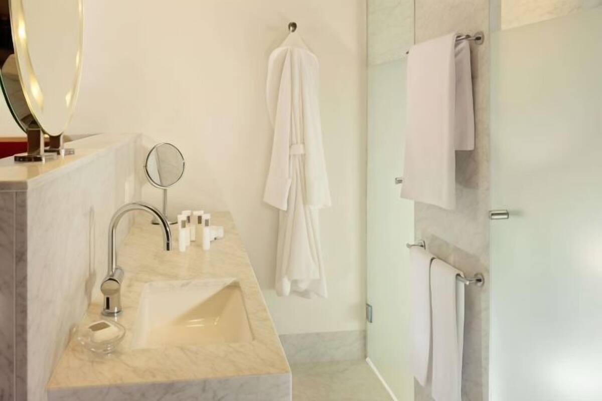 Badkamer | Een douche, gratis toiletartikelen, een haardroger, badjassen