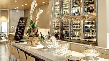 2 restaurants, dinner served, German cuisine