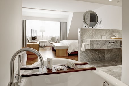Ducha, artículos de tocador gratuitos, secador de pelo, batas. HYPERION Hotel Dresden Am Schloss