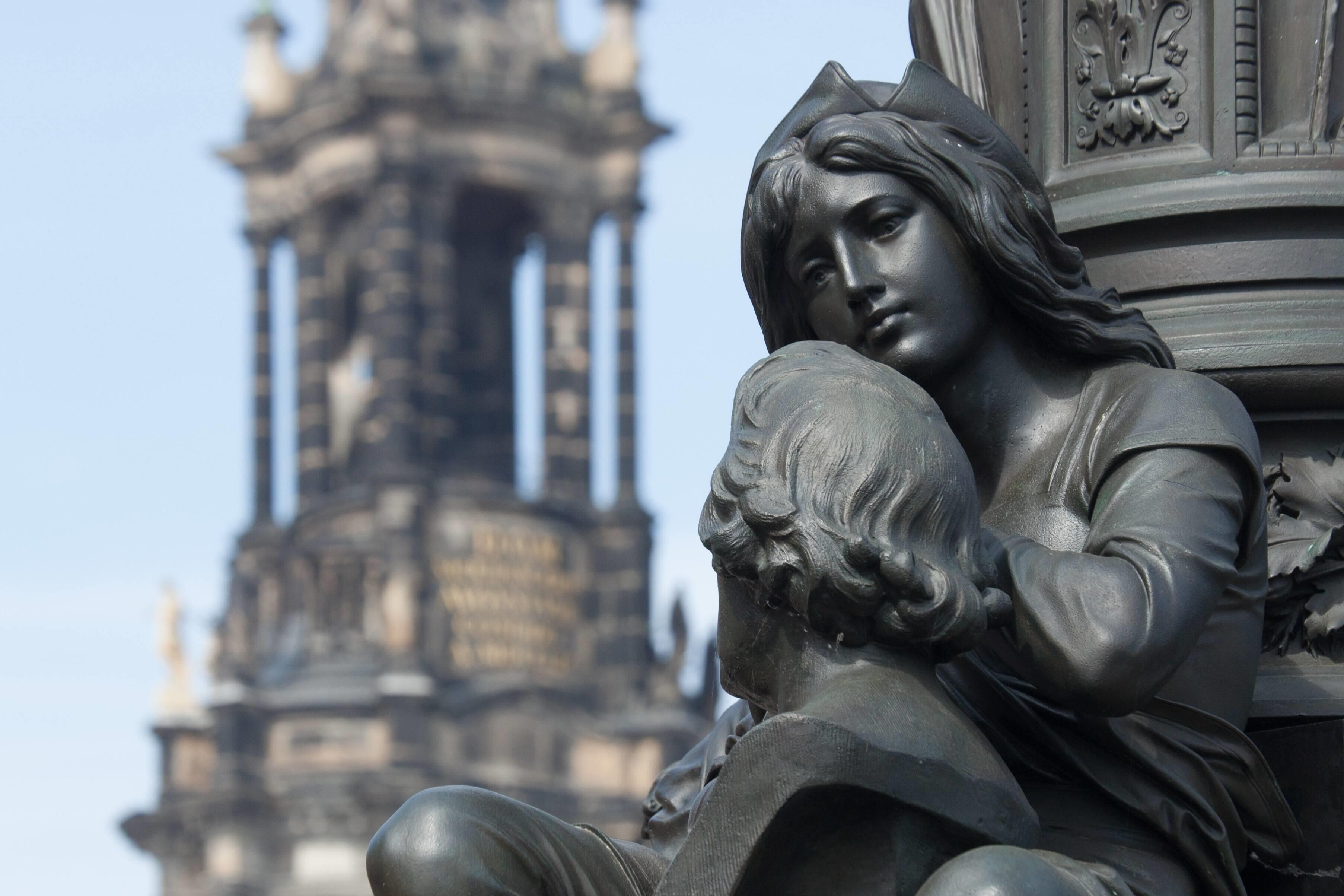 Une statue ornée de sculptures complexes et dotée d’une structure de fond très détaillée.