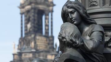 Une statue ornée de sculptures complexes et dotée d’une structure de fond très détaillée.