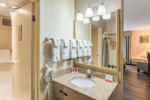 Combined shower/tub, free toiletries, hair dryer, towels - Econo Lodge Grand Junction North (Grand Junction)