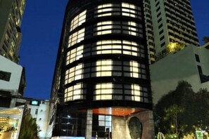 Depan hartanah - siang/malam