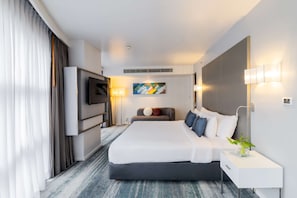 Suite, 1 King Bed, Non Smoking, Bathtub | 1 bedroom, minibar, in-room safe, blackout drapes