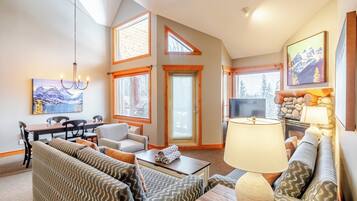 Lejlighed - 2 soveværelser - køkken | Opholdsområde | 40-centimeters tv med kabelkanaler, pejs, dvd-afspiller