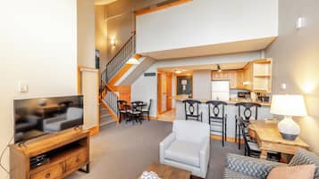 Loftsværelse - flere senge - køkken | Opholdsområde | 40-centimeters tv med kabelkanaler, pejs, dvd-afspiller