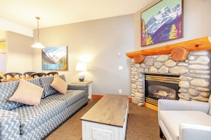 Appartamento, 1 camera da letto, cucina | Area soggiorno | TV 40 cm con canali via cavo, caminetto, lettore DVD